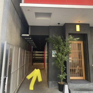 左手奥にエレベーターがあります。