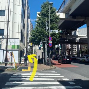 池尻大橋駅北口を渋谷方面へ。横断歩道を渡ります。